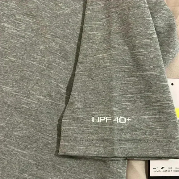 NWT Boys Nike swim shirt size S UPF 40+ - Picture 4 of 5